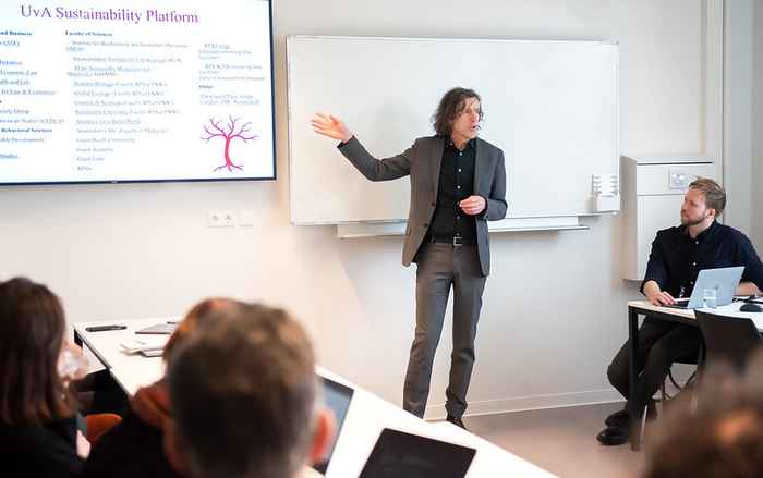 André Nollkaemper & Dylan Suijker geven een presentatie met powerpoint